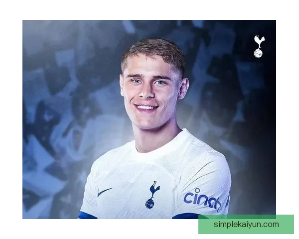 荷兰范德芬在热刺表现稳健，备受关注的潜力新星