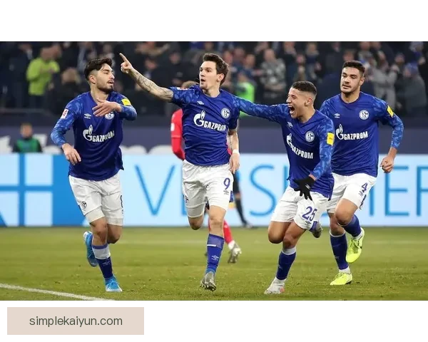 沙尔克中场组织逐渐形成团队默契，状态有望持续提升